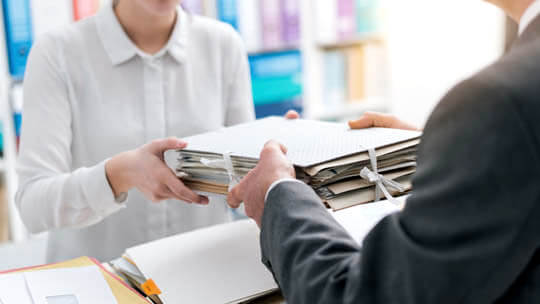 Übergabe von Papieren